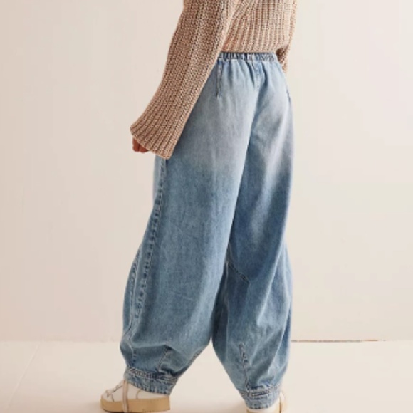 FREE PEOPLE WE THE FREE WOMENS OSLO PULL ON JEANS BAGGY FIT LIGHT WASH SZ LARGE - Picture 3 of 9